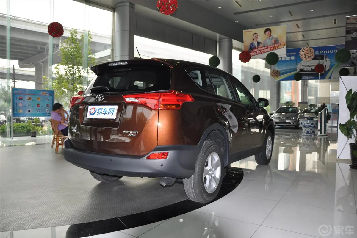 RAV4荣放2.0L CVT 风尚版侧后45度车头向右水平