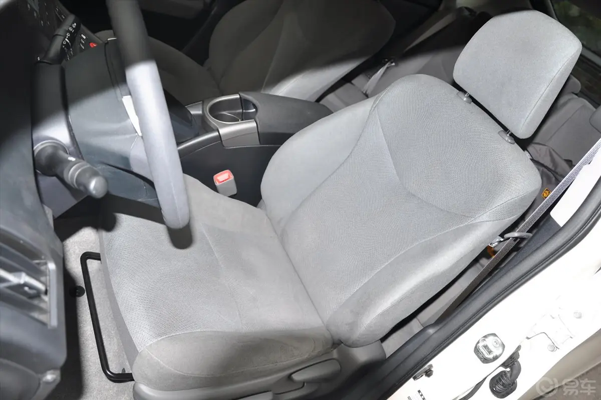 普锐斯1.8L CVT 标准版驾驶员座椅