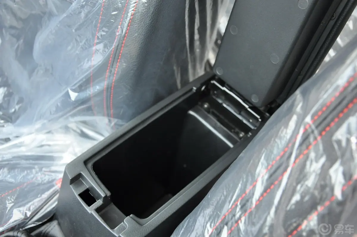莲花L3两厢 GT 1.6L 手动 精英型前排中央扶手箱空间