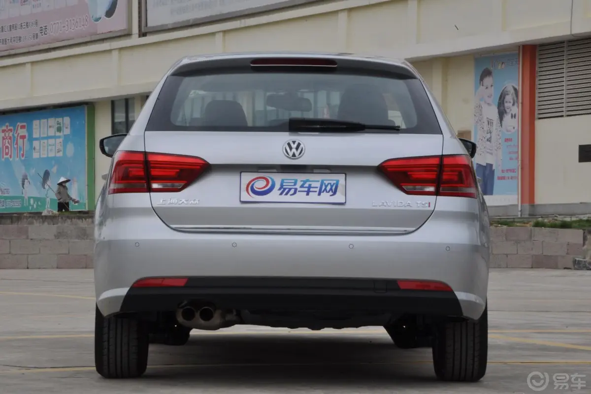 朗行1.4TSI DSG 豪华版正后水平