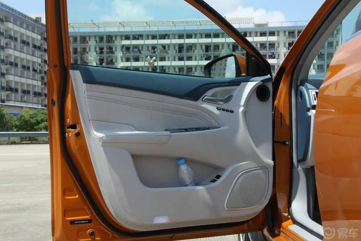 秦新能源1.5T 自动 尊贵型驾驶员侧车门内门板