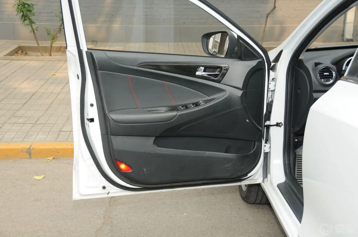 逸动XT1.5T 自动 劲酷型驾驶员侧车门内门板