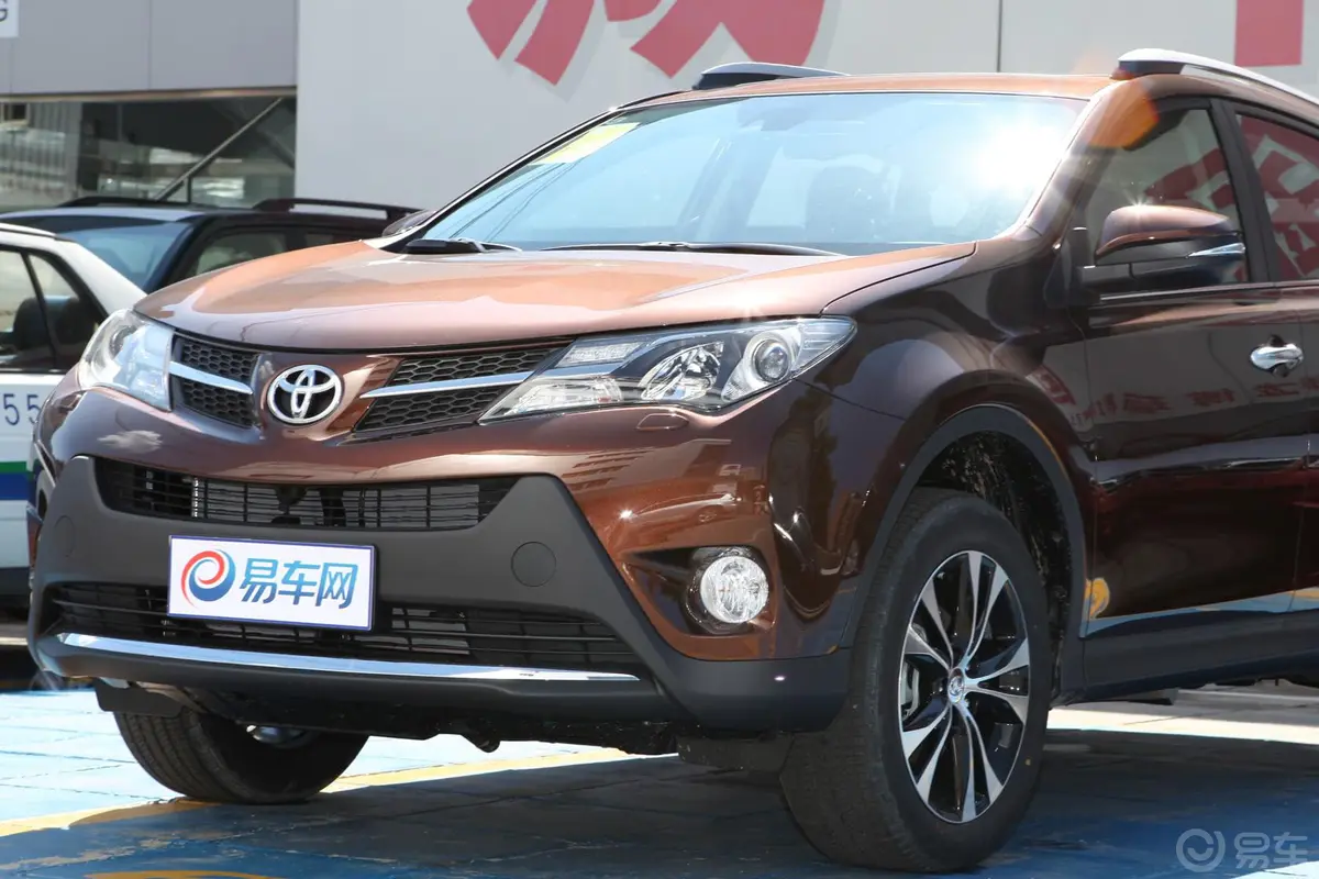 RAV4荣放2.0L CVT 新锐版车头局部