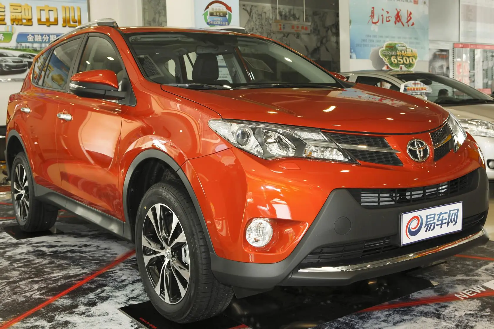 RAV4荣放2.5L 手自一体 尊贵版侧前45度车头向右水平