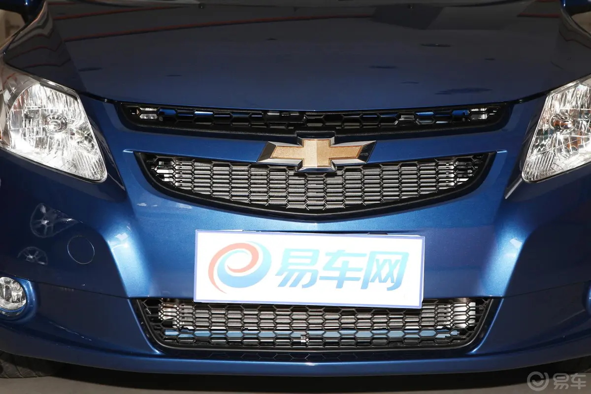 赛欧3三厢 1.4 SE MT手动理想版前格栅侧俯拍