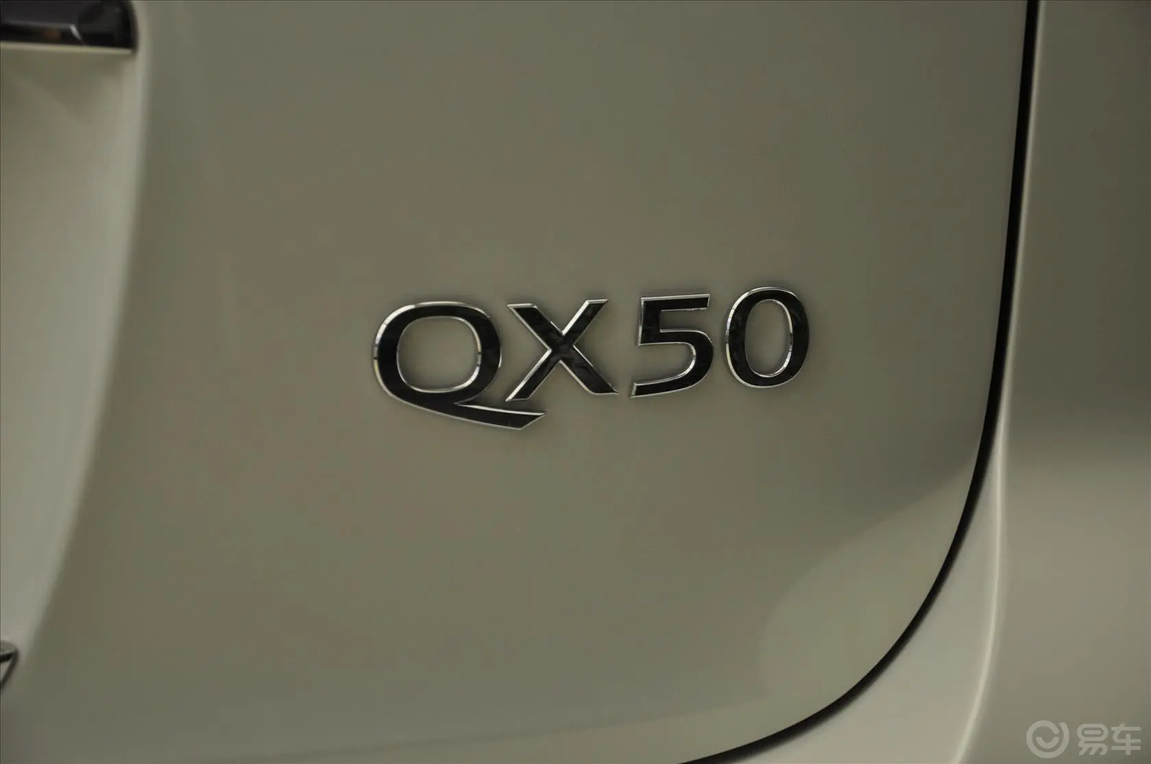 英菲尼迪QX50(进口)2.5L 自动 两驱 尊雅版尾标