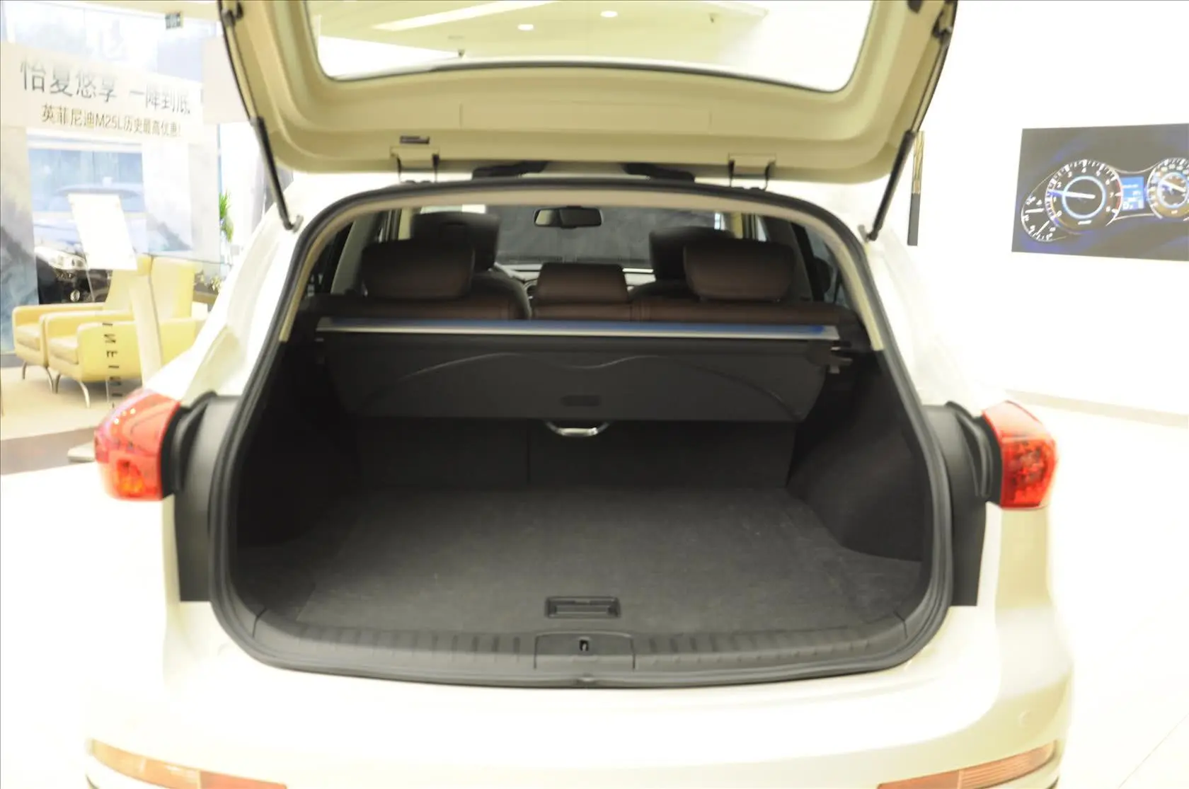 英菲尼迪QX50(进口)2.5L 自动 两驱 尊雅版行李箱空间