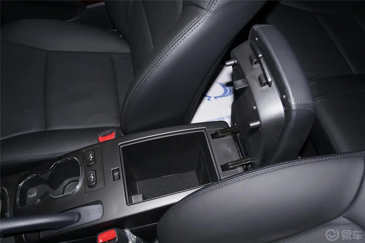 柯兰多2.0L 手动 两驱 舒适导航版 汽油前排中央扶手箱空间