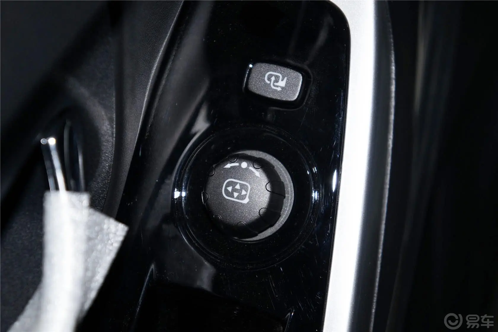 柯兰多2.0L 手动 两驱 舒适导航版 汽油外后视镜控制键