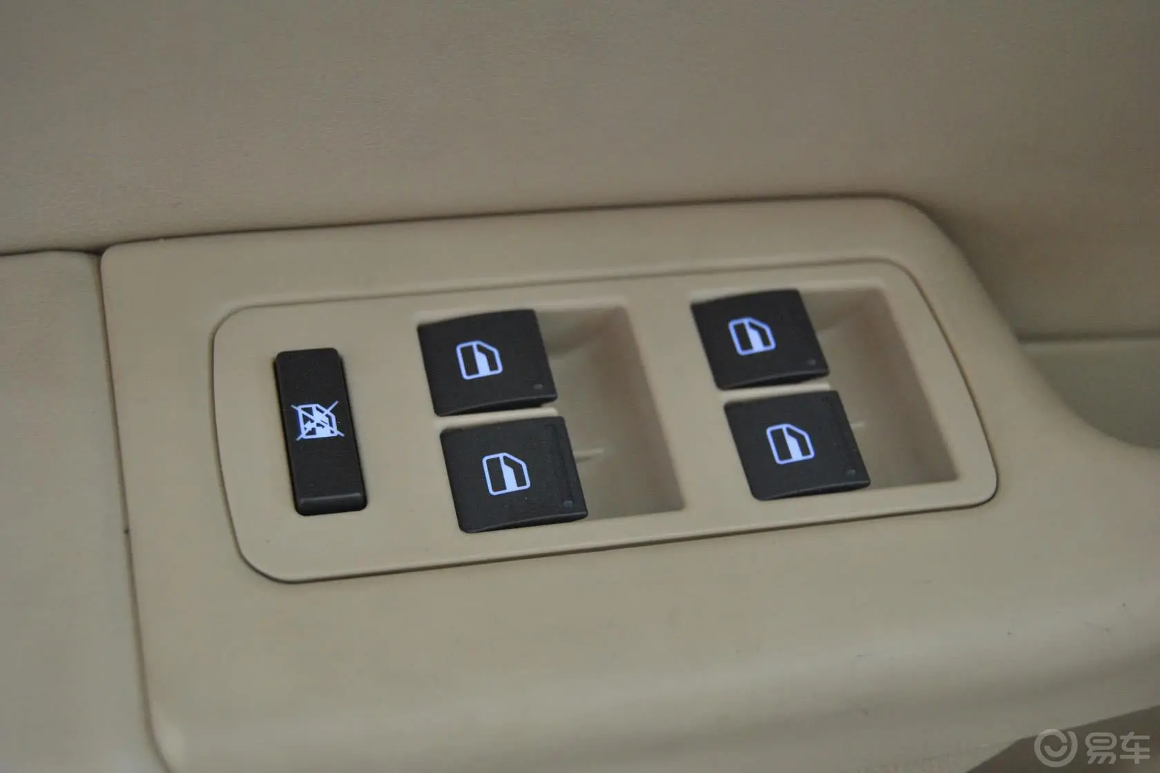 瑞麒G52.0L DVVT 自动 尊享型车窗升降键