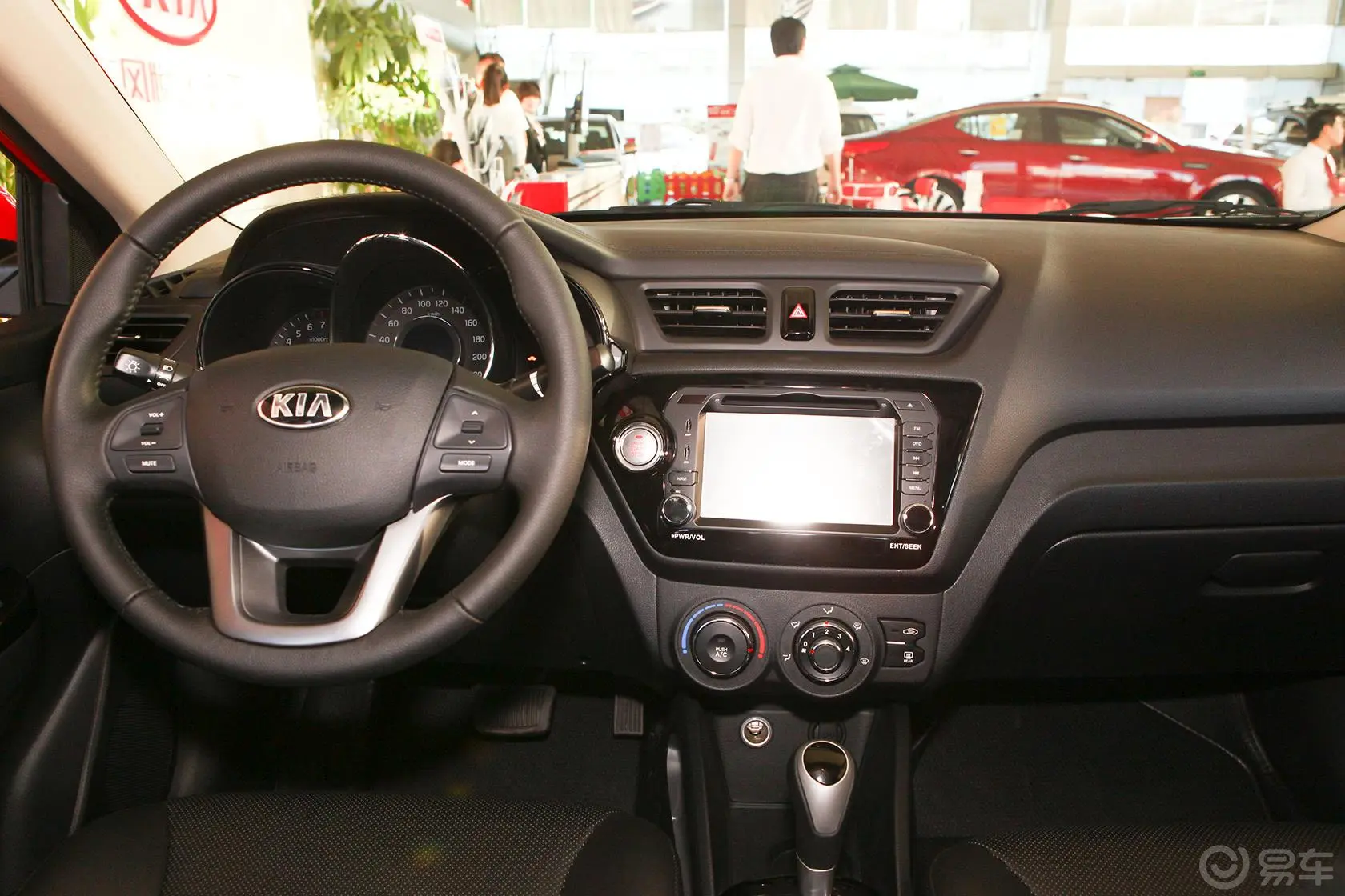 起亚K2三厢 1.4L 自动 Premium ECO 纪念版中控台驾驶员方向