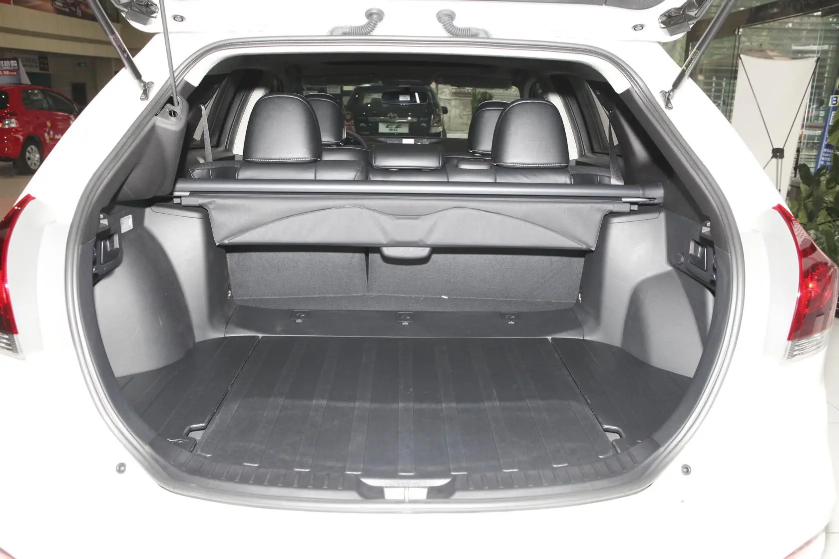 威飒(进口)2.7L 自动 两驱 豪华版行李箱空间