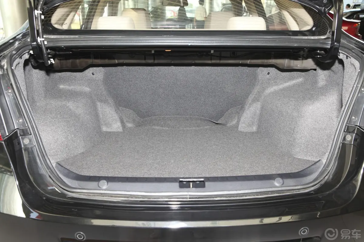 V5菱致1.5L 手动 舒适型行李箱空间