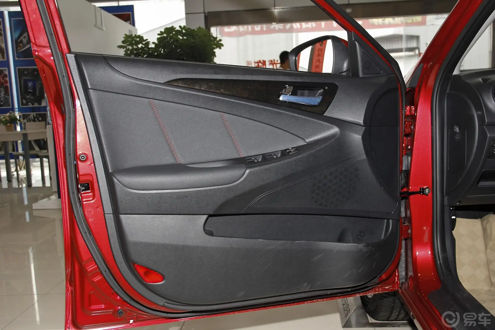逸动XT1.5T 自动 炫酷型驾驶员侧车门内门板