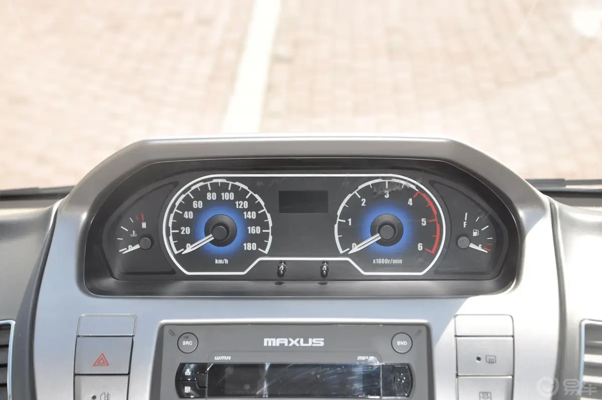 新途V80多功能警用车 2.5T 手动 9座仪表盘背光显示