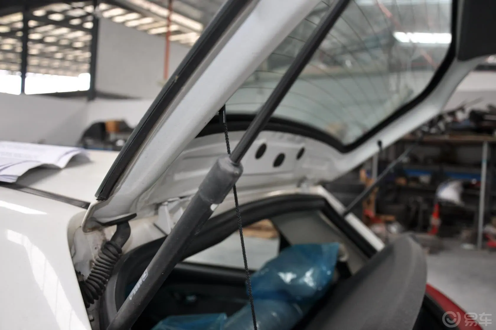 众泰Z200HB1.5 自动豪华型行李厢支撑杆