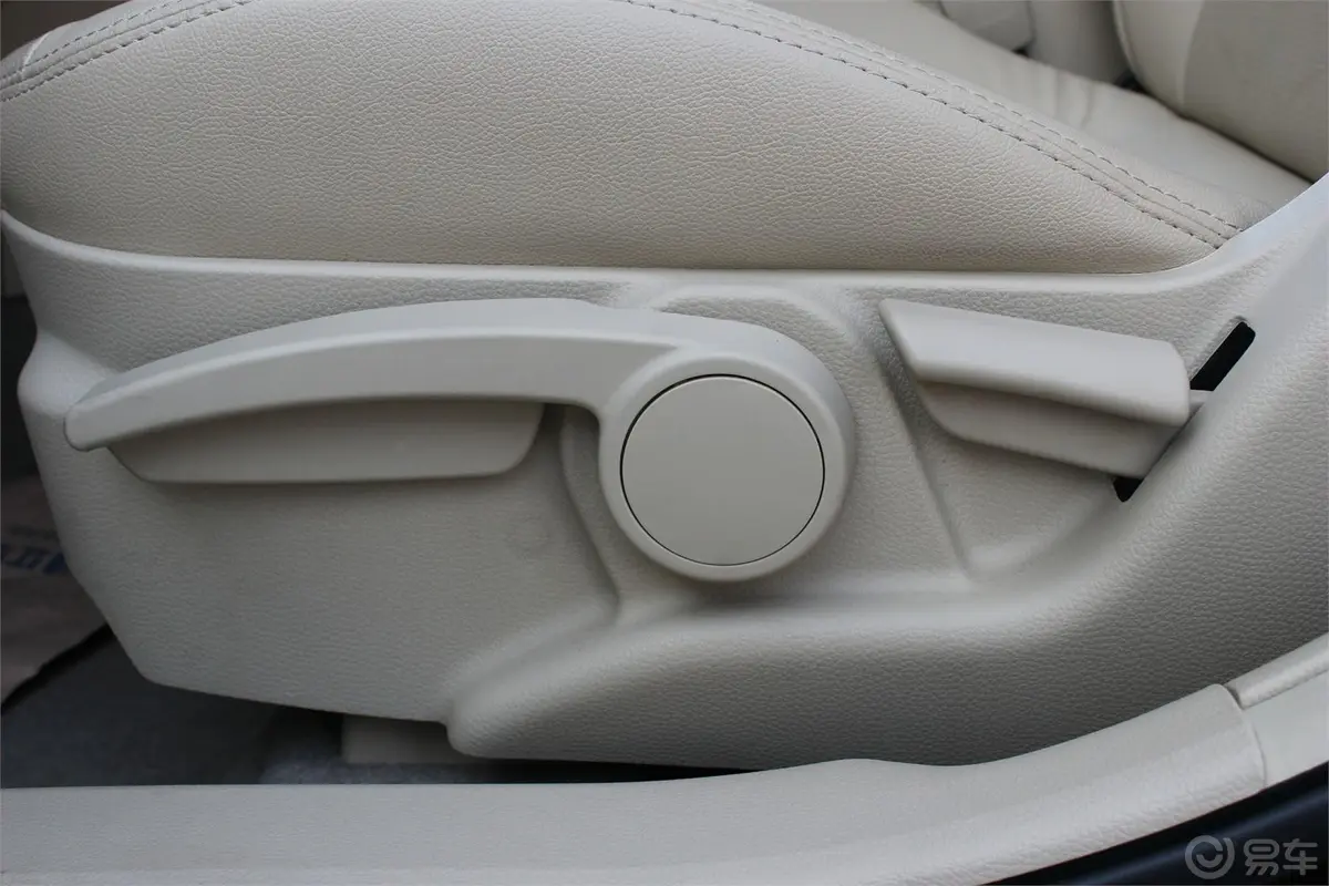 V5菱致1.5L 手动 旗舰型 CNG 欧IV座椅调节键