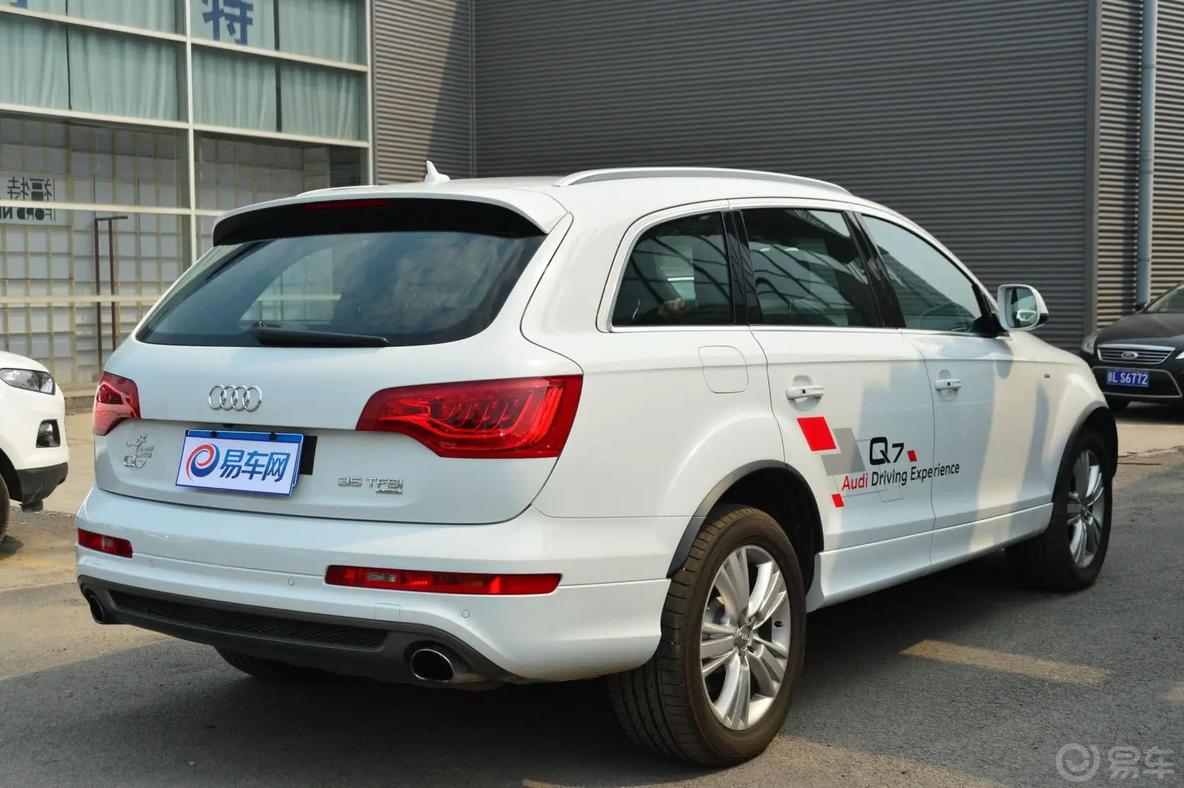 奥迪Q735 TFSI quattro 专享型侧后45度车头向右水平