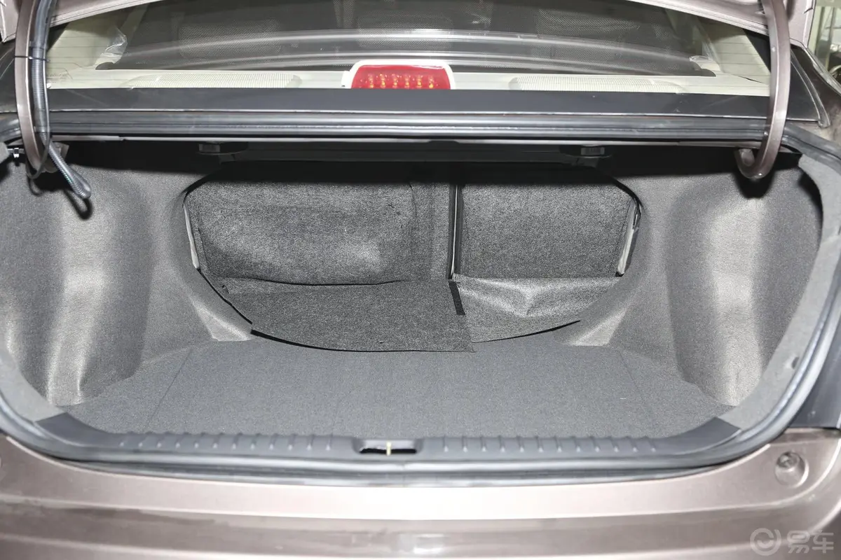 吉利GC71.5L 手动 尊贵型行李箱空间