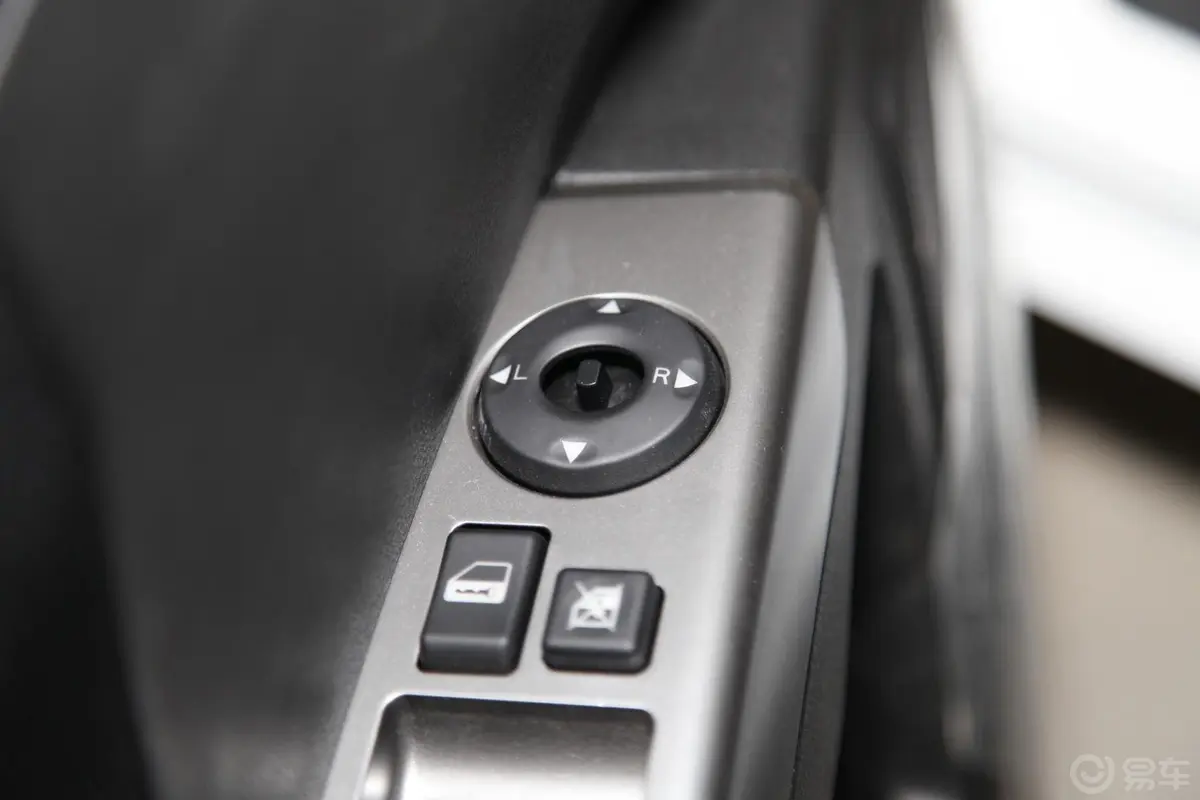 帝豪两厢 1.8L 自动 精英型外后视镜控制键