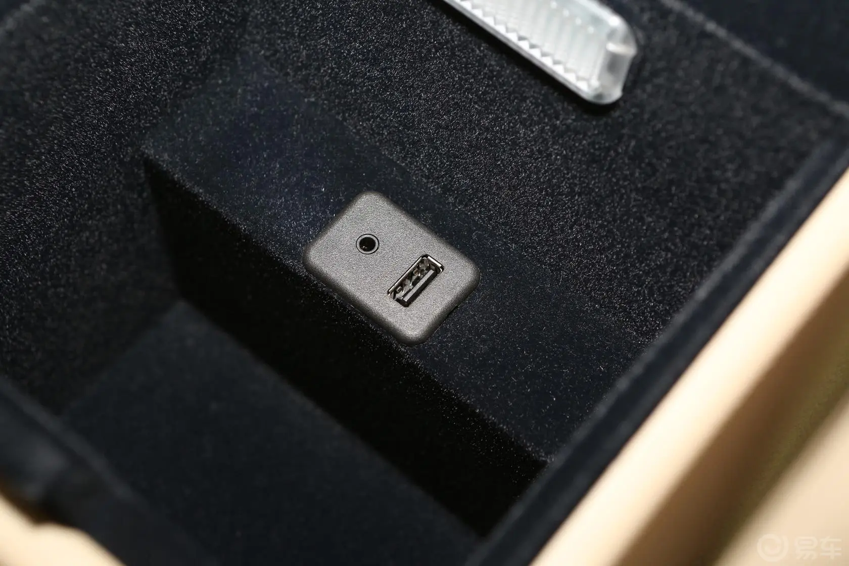 荣威9502.4L 自动 豪华版USB接口