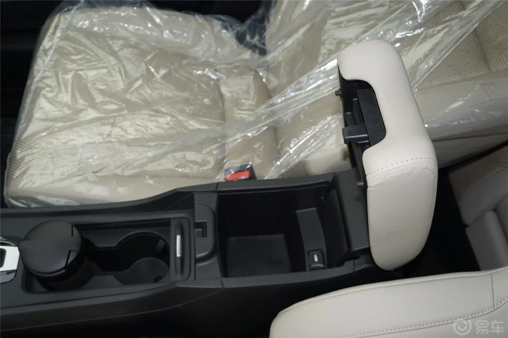 杰德1.8L 5AT 舒适型（五座）前排中央扶手箱空间