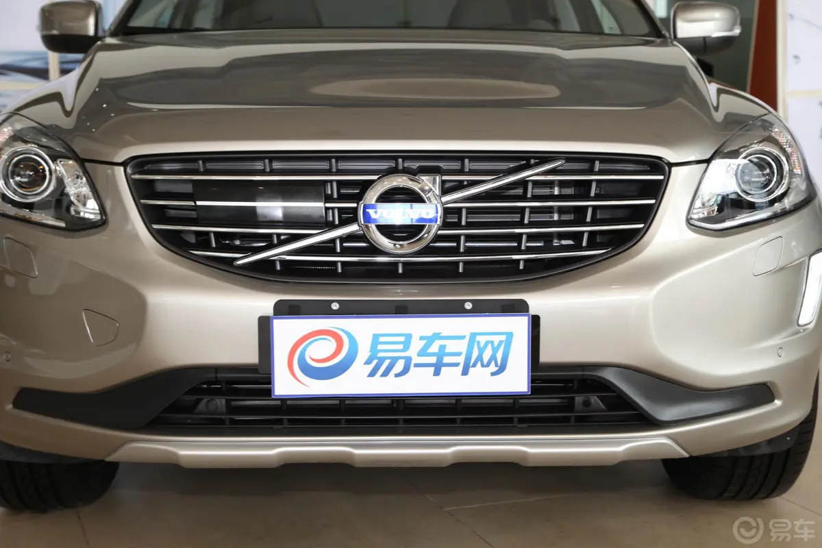 沃尔沃XC60(进口)2.0T T5 改款 智逸版前格栅侧俯拍