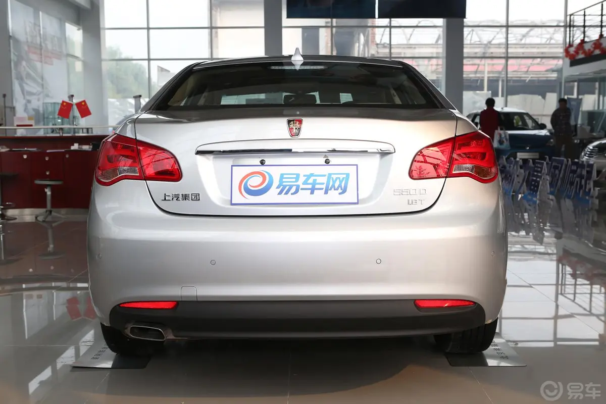 荣威550550S 1.8L 双离合 启臻版正后水平