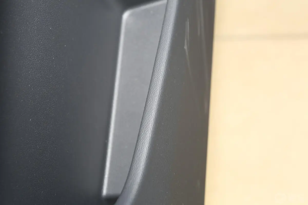 沃尔沃XC60(进口)3.0T T6 智尚版驾驶员门储物盒