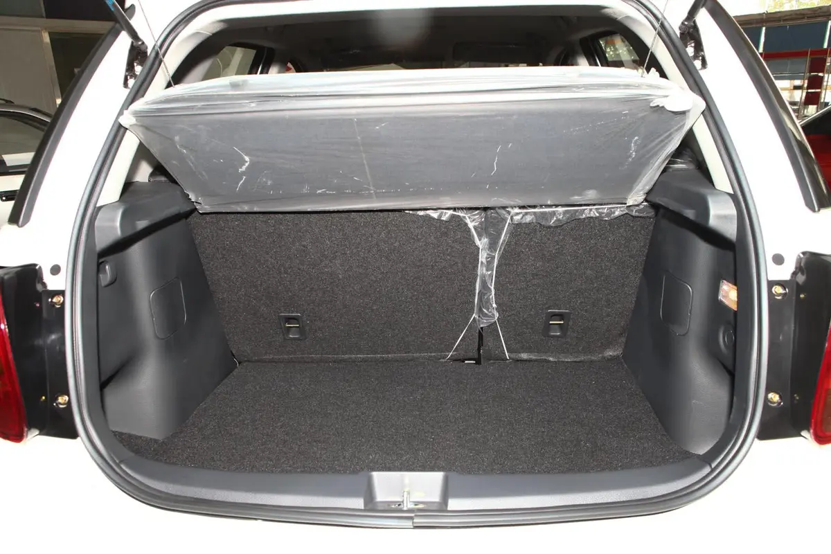 天语 SX4两厢 酷锐版 1.6L 自动 灵动型行李箱空间