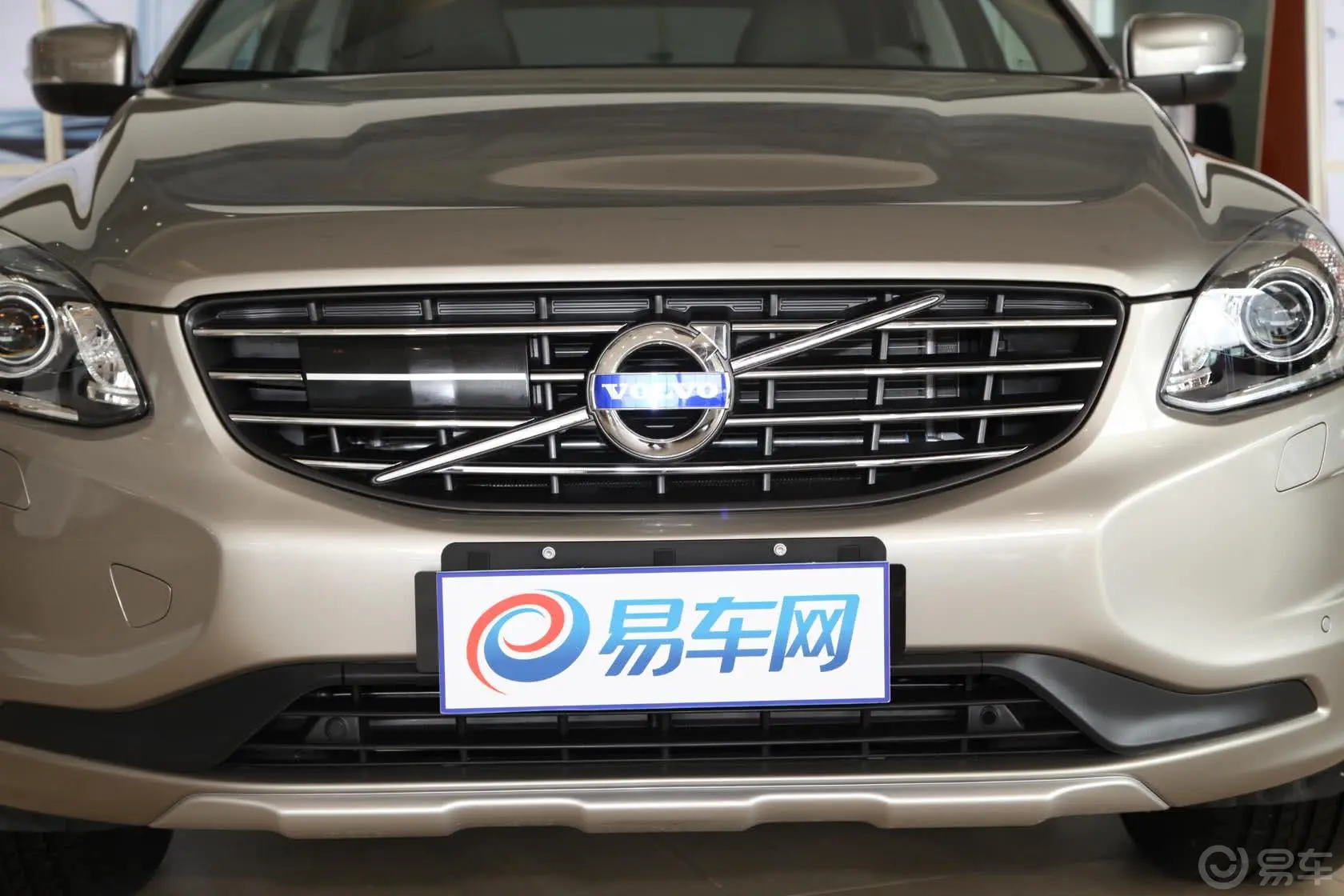 沃尔沃XC60(进口)3.0T T6 智逸版前格栅侧俯拍