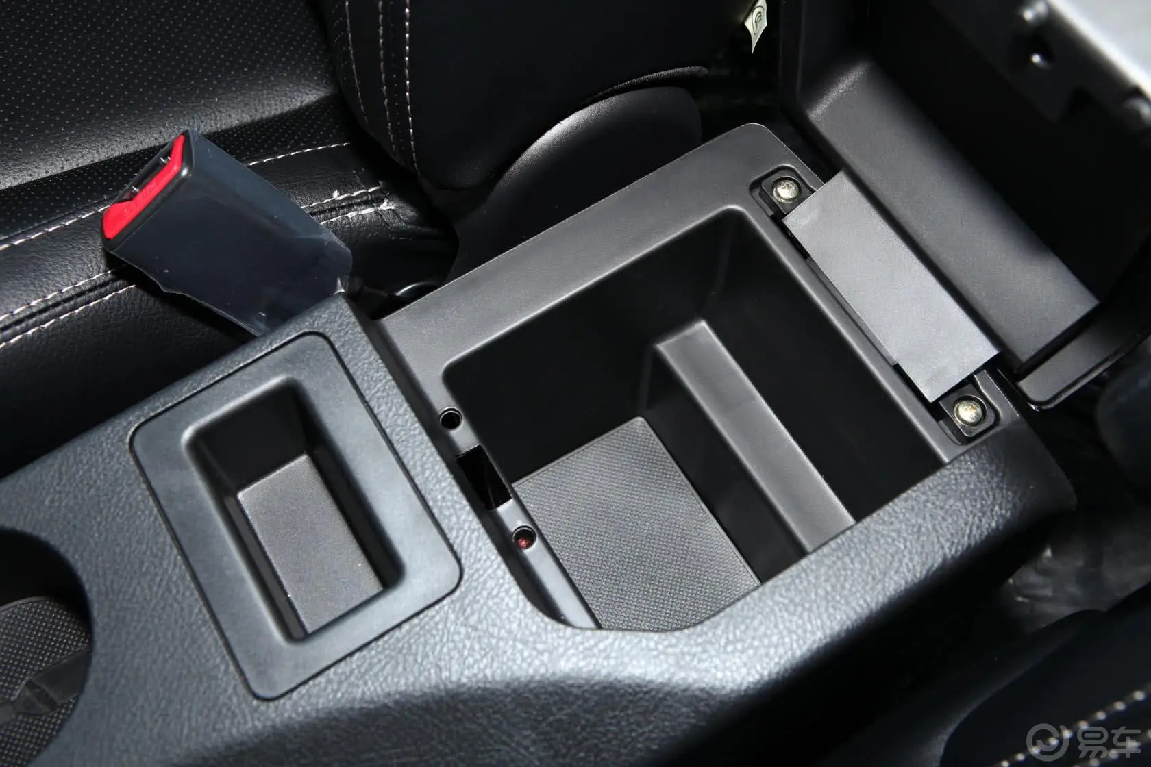 比亚迪S62.4L 手动 尊贵型 白金版前排中央扶手箱空间