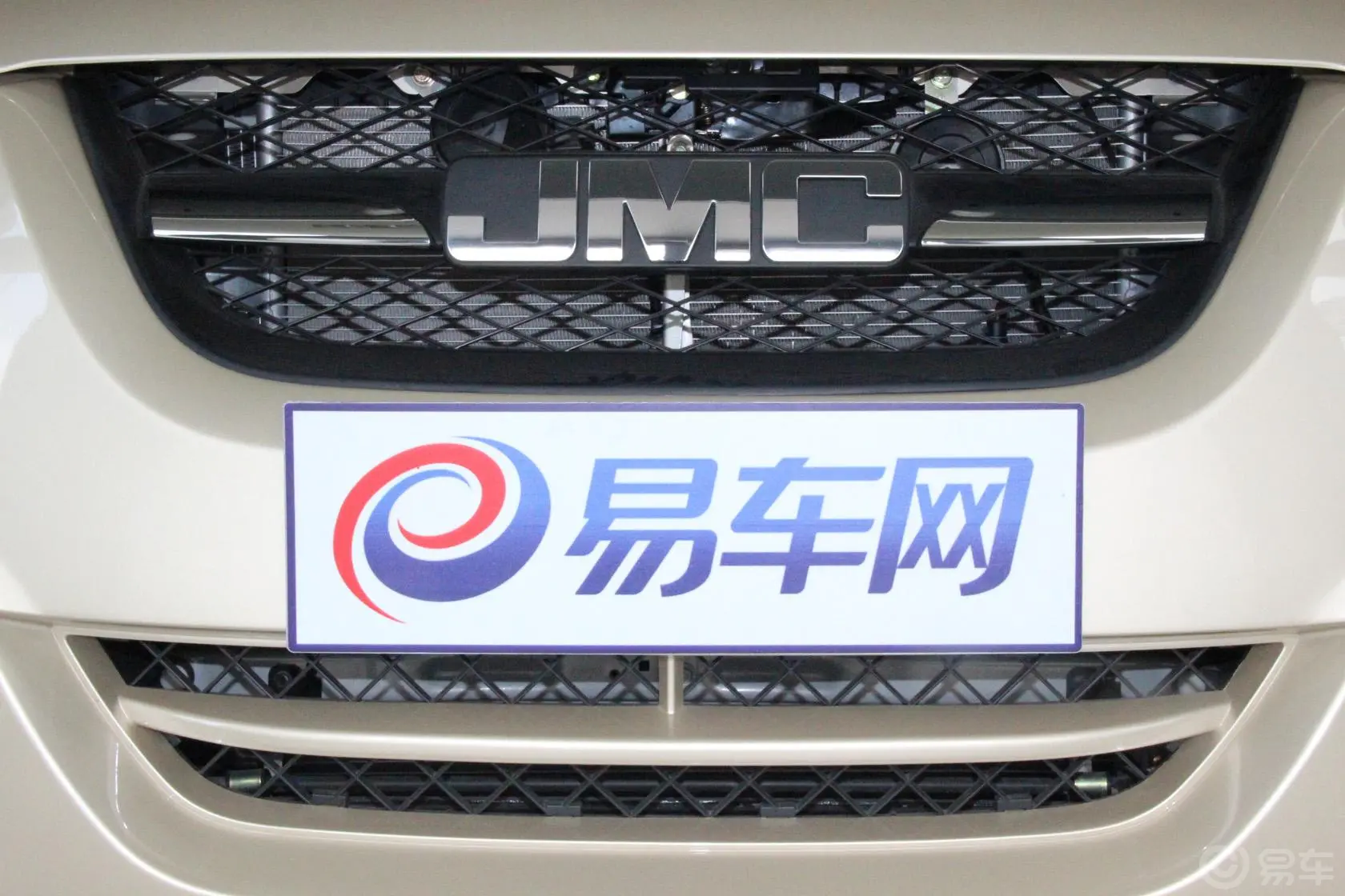 域虎72.4L 手动 四驱 豪华版 LX 柴油前格栅侧俯拍