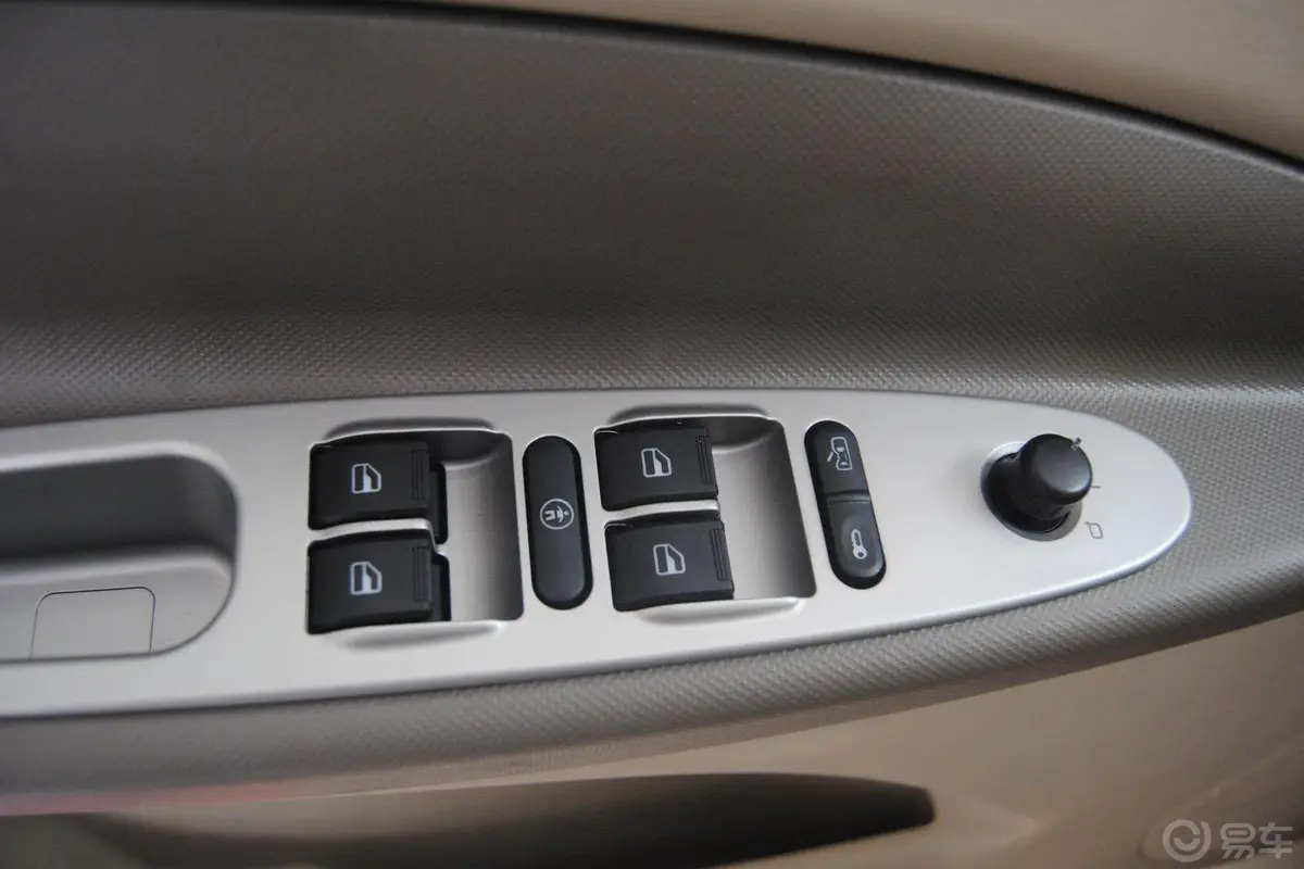瑞虎经典版 1.6L 手动 舒适型车窗升降键