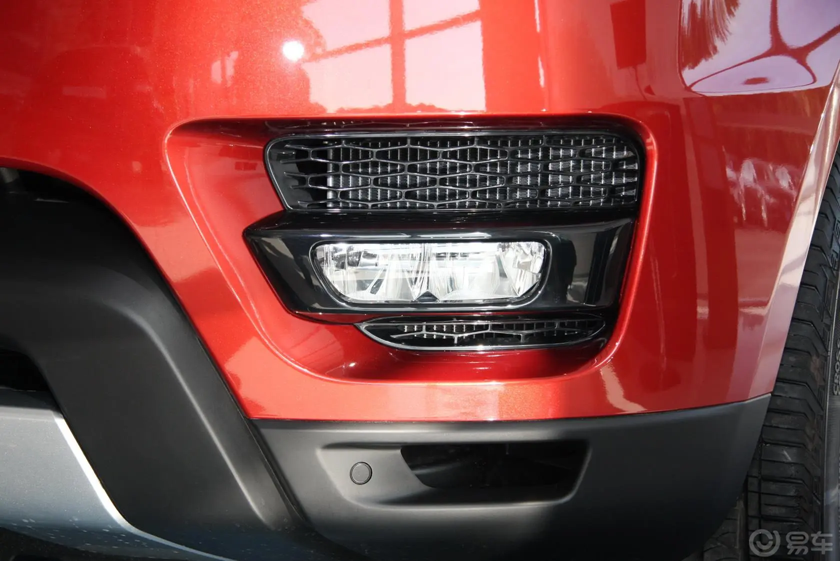 揽胜运动版3.0 V6 SC 汽油版 智利红限量版雾灯