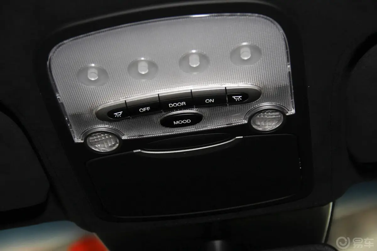主席3.6L 自动 G36D CW700L 加长版前排车顶中央控制区