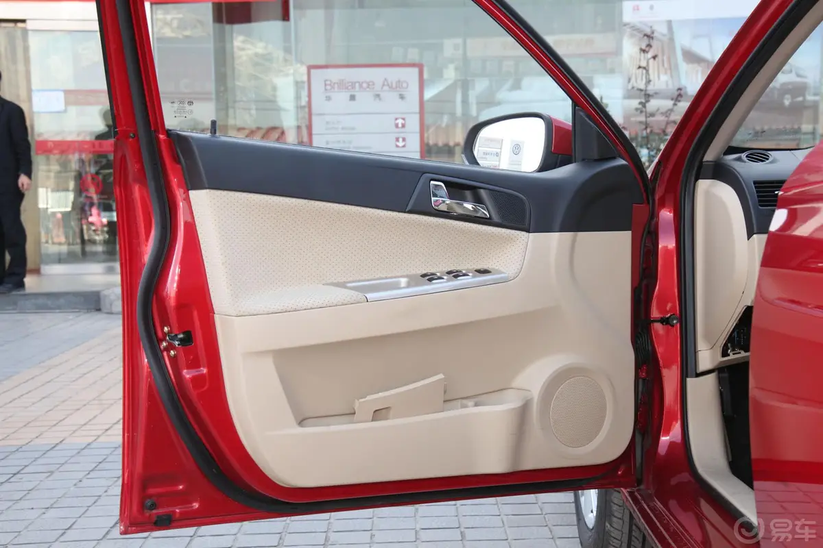 中华H3301.5L 手动 豪华版驾驶员侧车门内门板