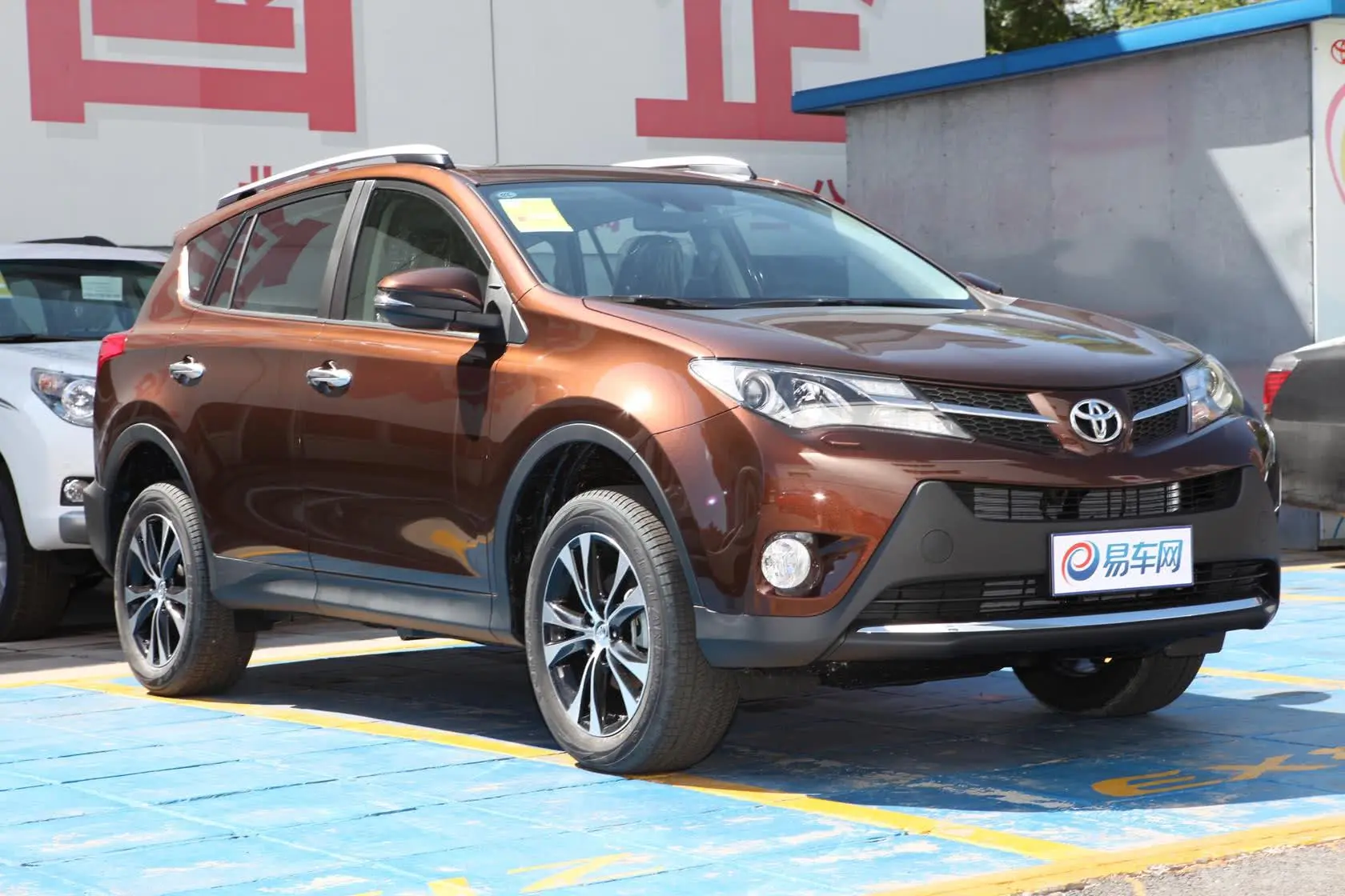 RAV4荣放2.0L CVT 新锐版侧前45度车头向右水平