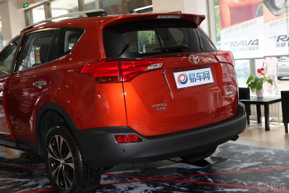 RAV4荣放2.5L 手自一体 尊贵版外观