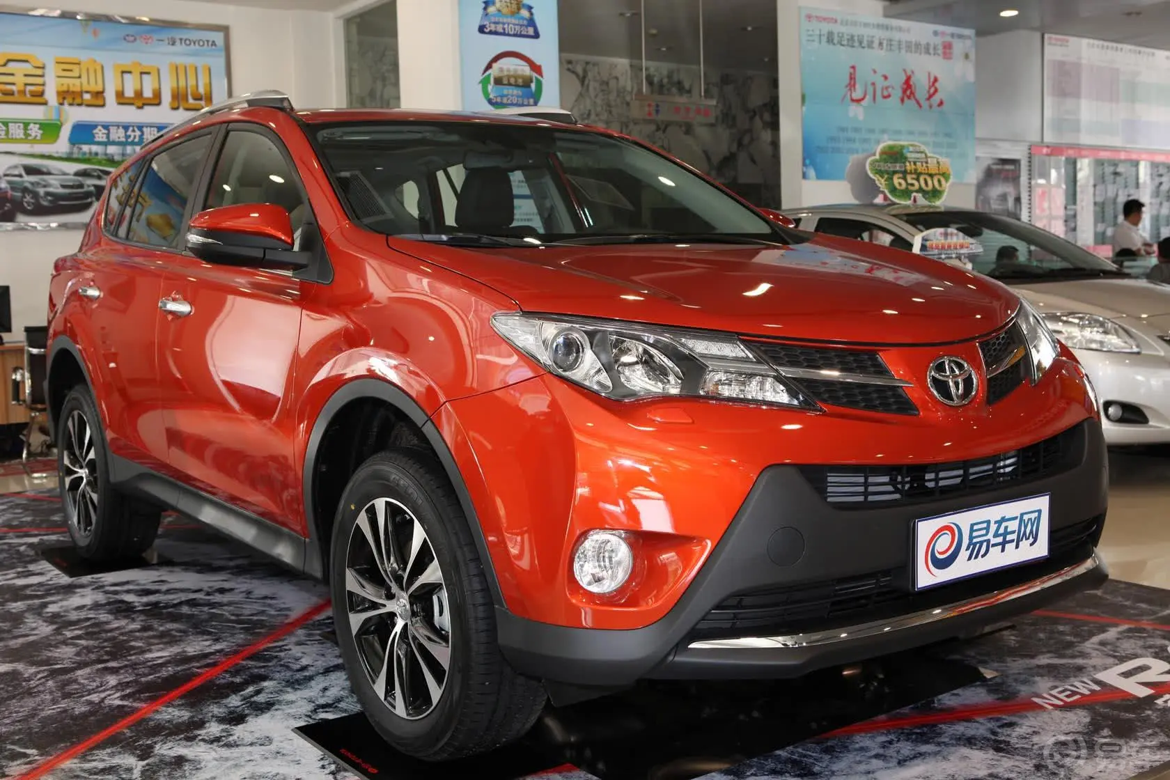 RAV4荣放2.5L 手自一体 豪华版外观