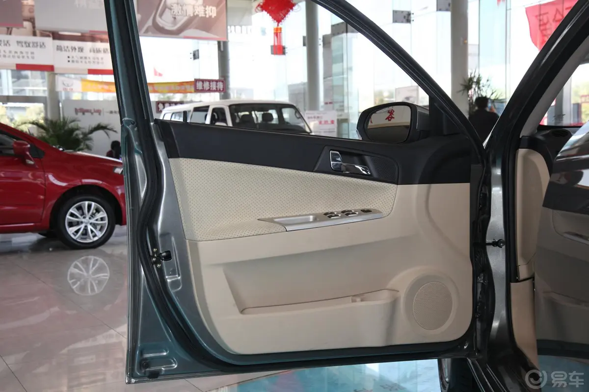 中华H3301.5L 手自一体 舒适版驾驶员侧车门内门板