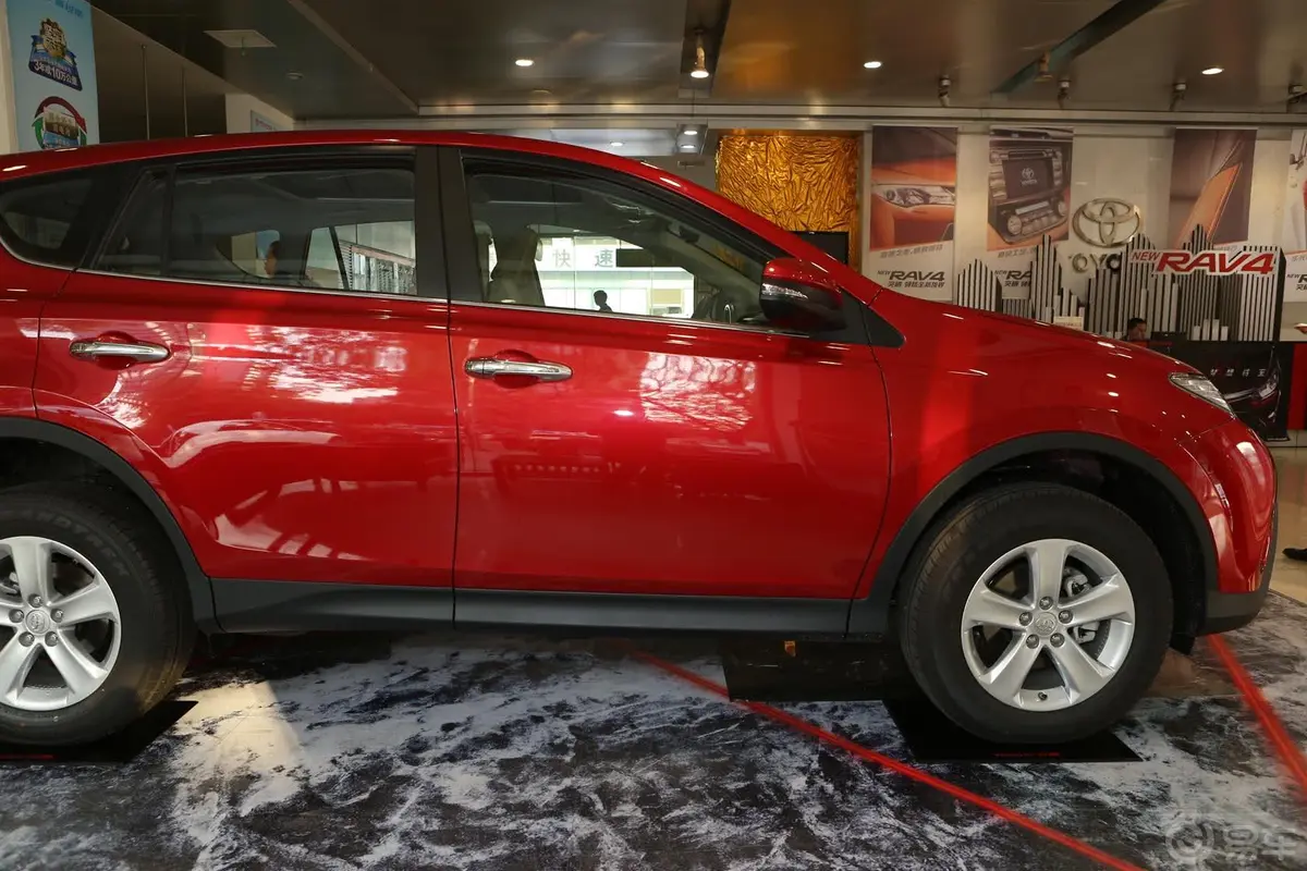 RAV4荣放2.0L CVT 新锐版外观