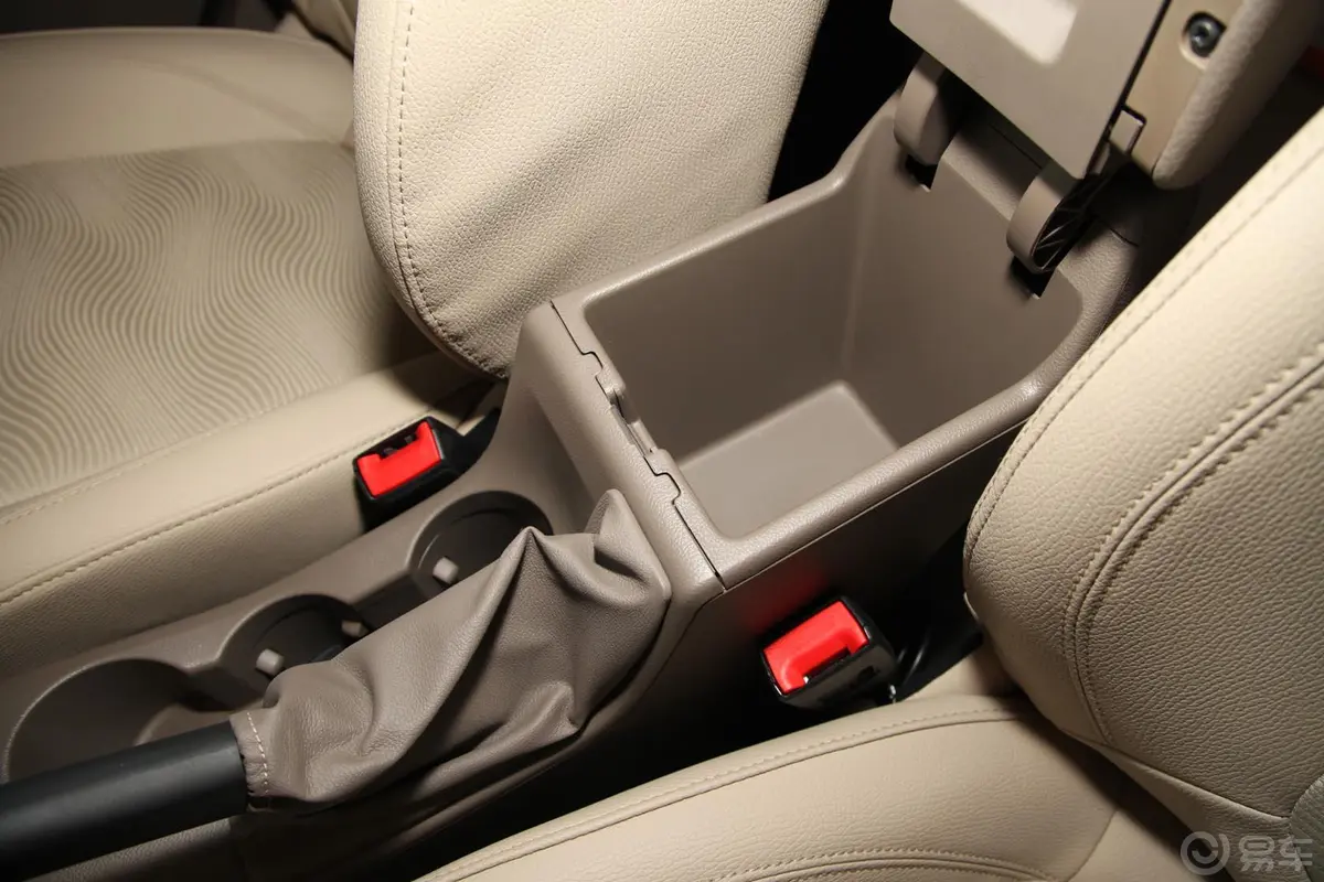 英朗GT 1.6L 自动 时尚型前排中央扶手箱空间