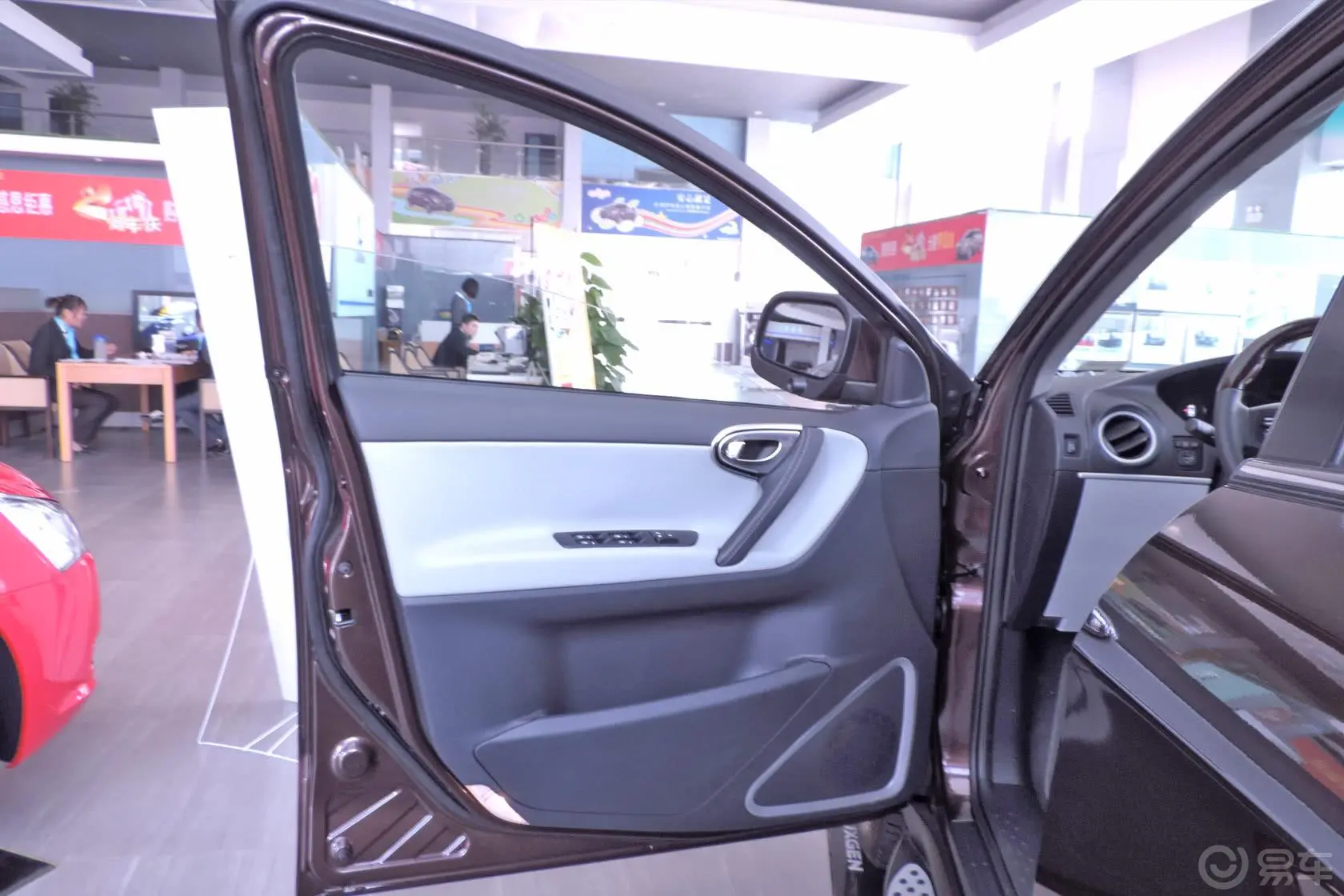 大7 SUV超级锋芒版 2.2T 自动 四驱驾驶员侧车门内门板