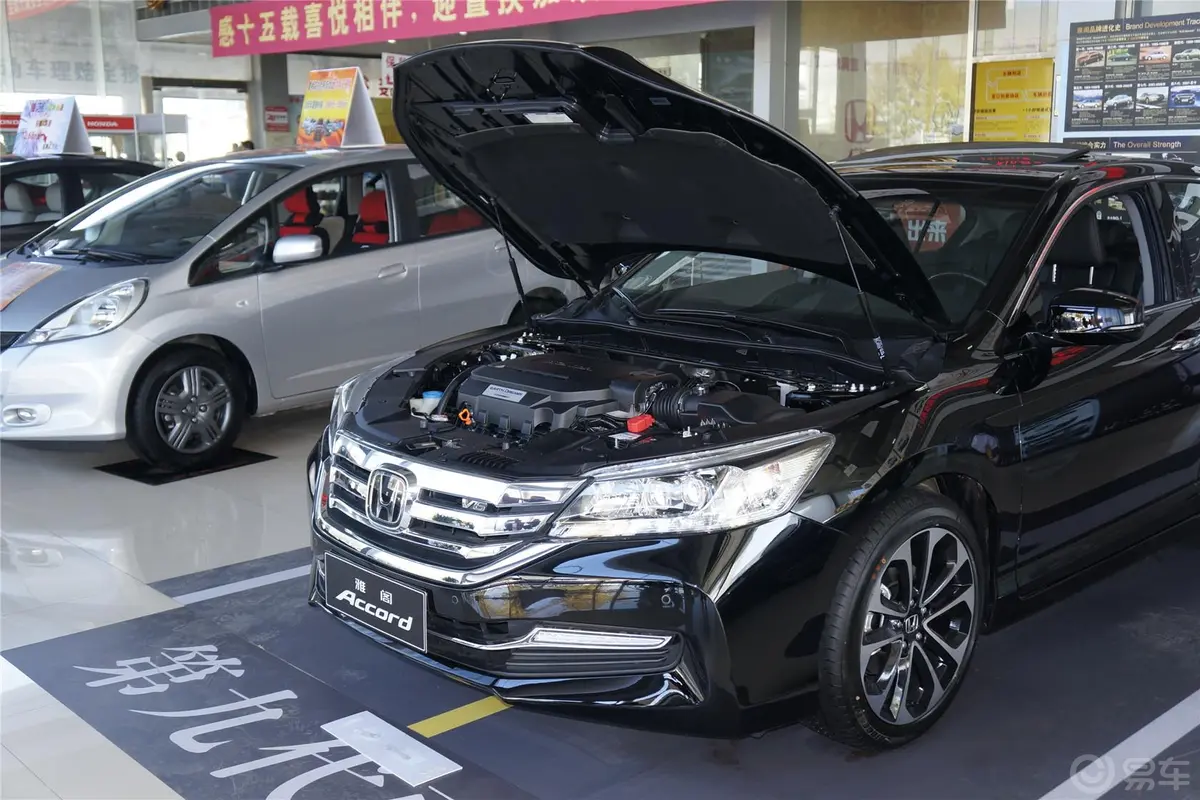 雅阁3.0L VTI 尊贵版发动机盖开启