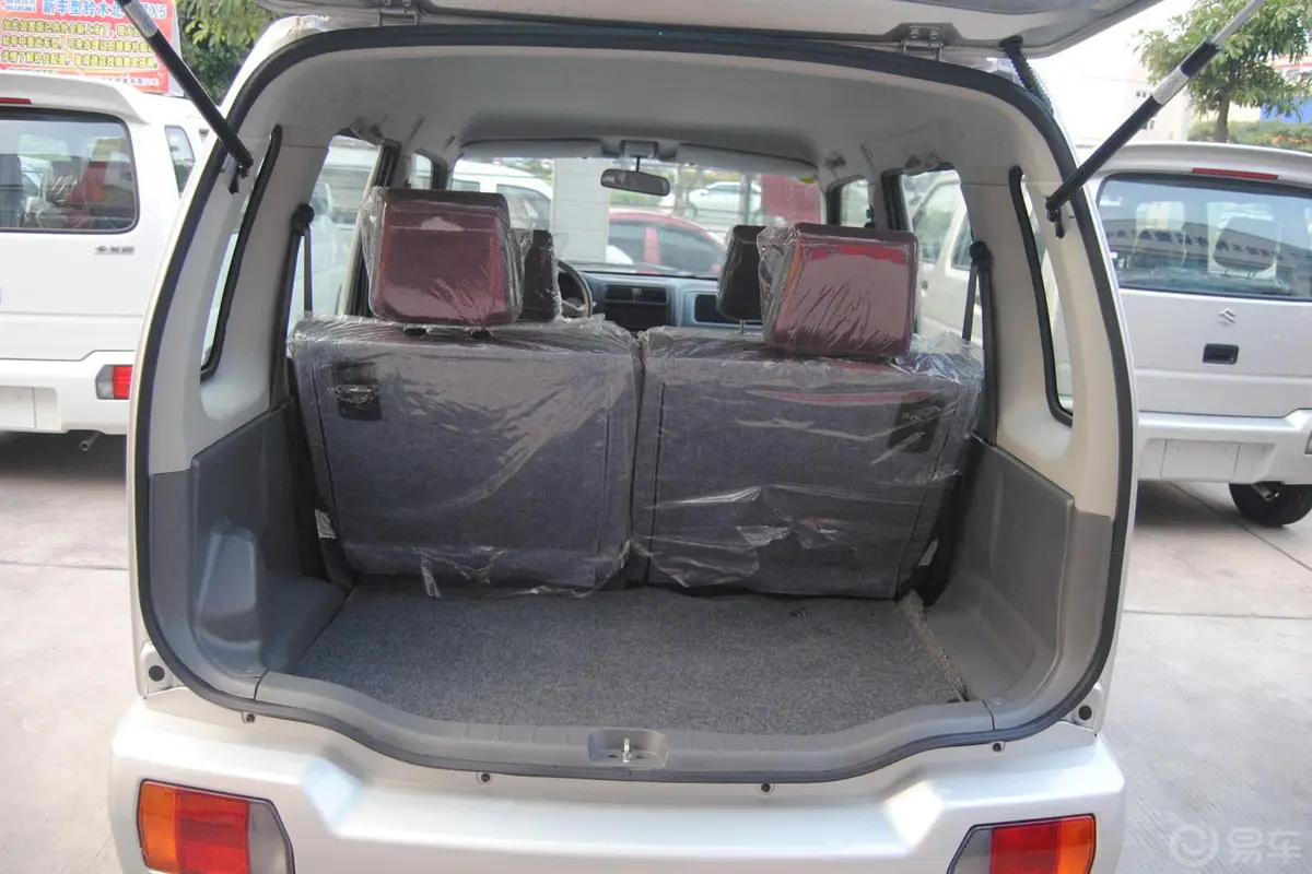 北斗星1.0L 手动 创业版 实用型行李箱空间