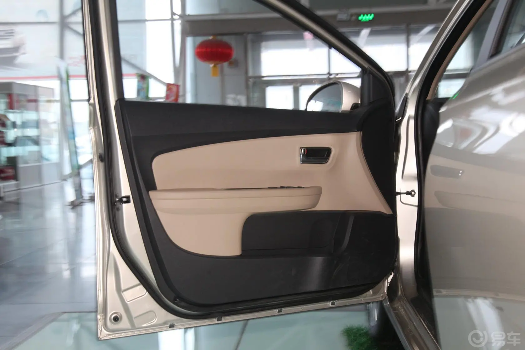 奇瑞E31.5L 尊尚型驾驶员侧车门内门板