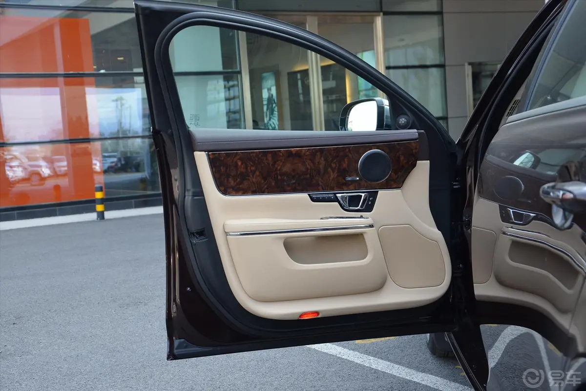 捷豹XJ3.0SC 手自一体 四驱 全景商务版驾驶员侧车门内门板
