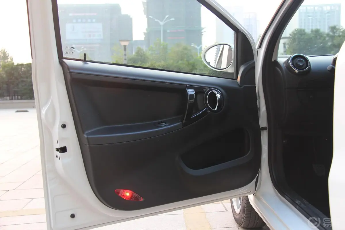 悦悦1.0L 手动 国际版 豪华型驾驶员侧车门内门板