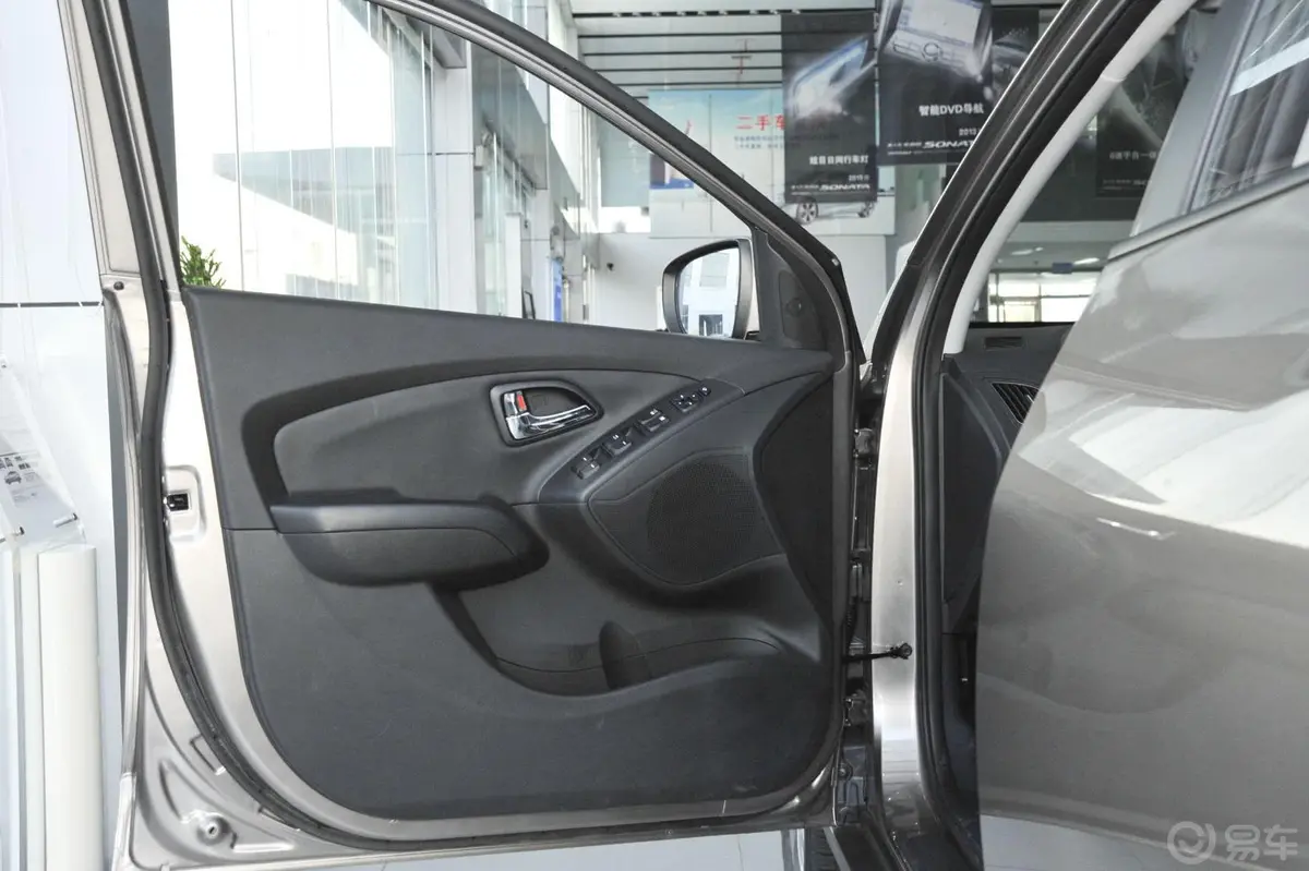 现代ix352.0L GLS 自动 四驱 智能型 国V驾驶员侧车门内门板
